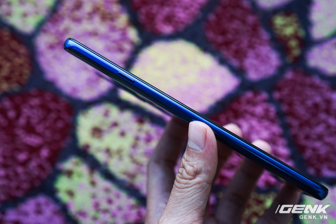 Ảnh thực tế Samsung Galaxy A9 (2018) và Galaxy A7 vừa ra mắt: Thiết kế gọn, màu Gradient đẹp mắt, nhiều camera tốt - Ảnh 9. Ảnh thực tế Samsung Galaxy A9 (2018) và Galaxy A7 vừa ra mắt: Thiết kế gọn, màu Gradient đẹp mắt, nhiều camera tốt - Ảnh 9.